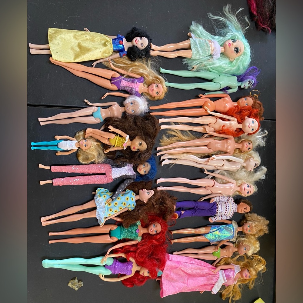 Mixed lot of Barbies, some vintage 21 total, one pair of shoes (A109)